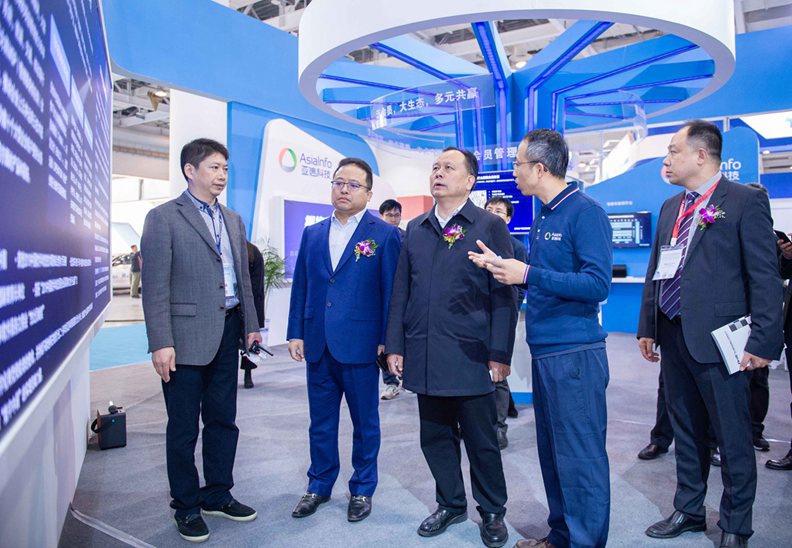 湖南省人大常委会副主任周农，工信部、交通部及湖南省、长沙市与会领导，以及当地交通行业代表和媒体等都莅临金沙贵宾0029线路检测科技展区参观交流。